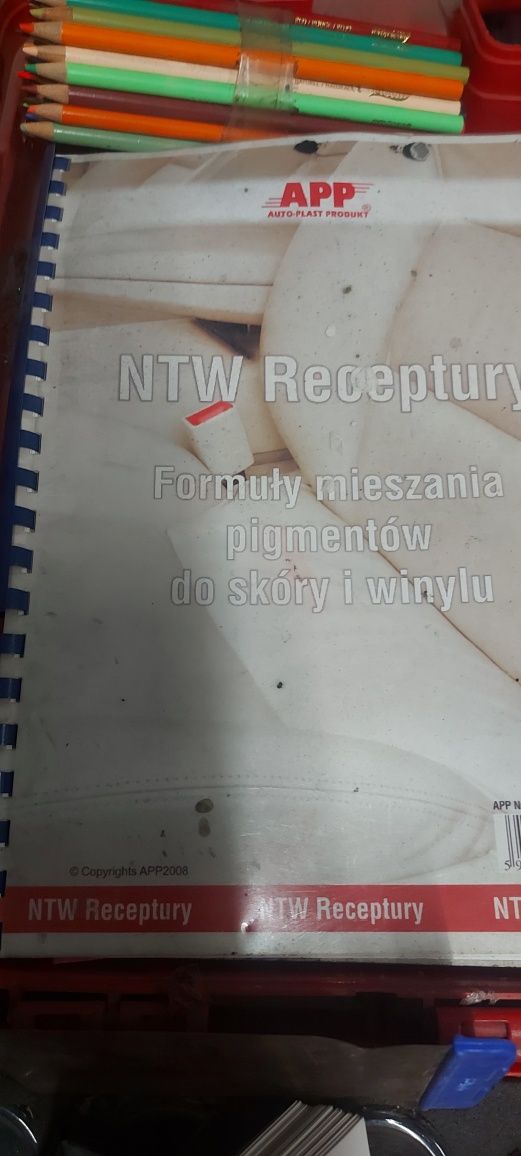 Walizką do farbowania skóry