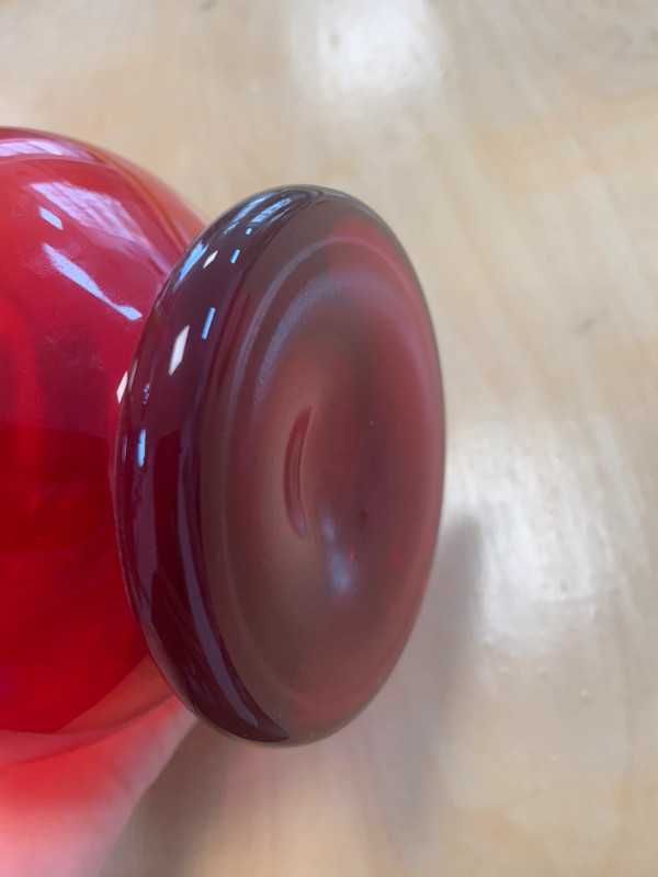 Czerwony szklany wazon vintage