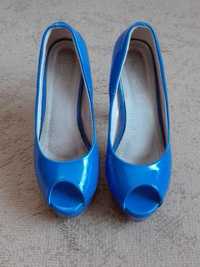 Buty niebieskie lakierowane