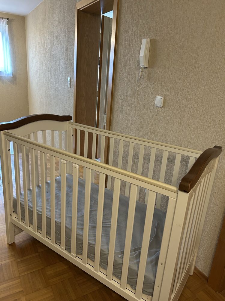 Biale drewniane łożeczko