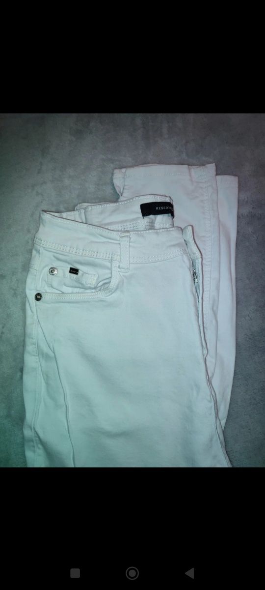 Białe spodnie jeansowe