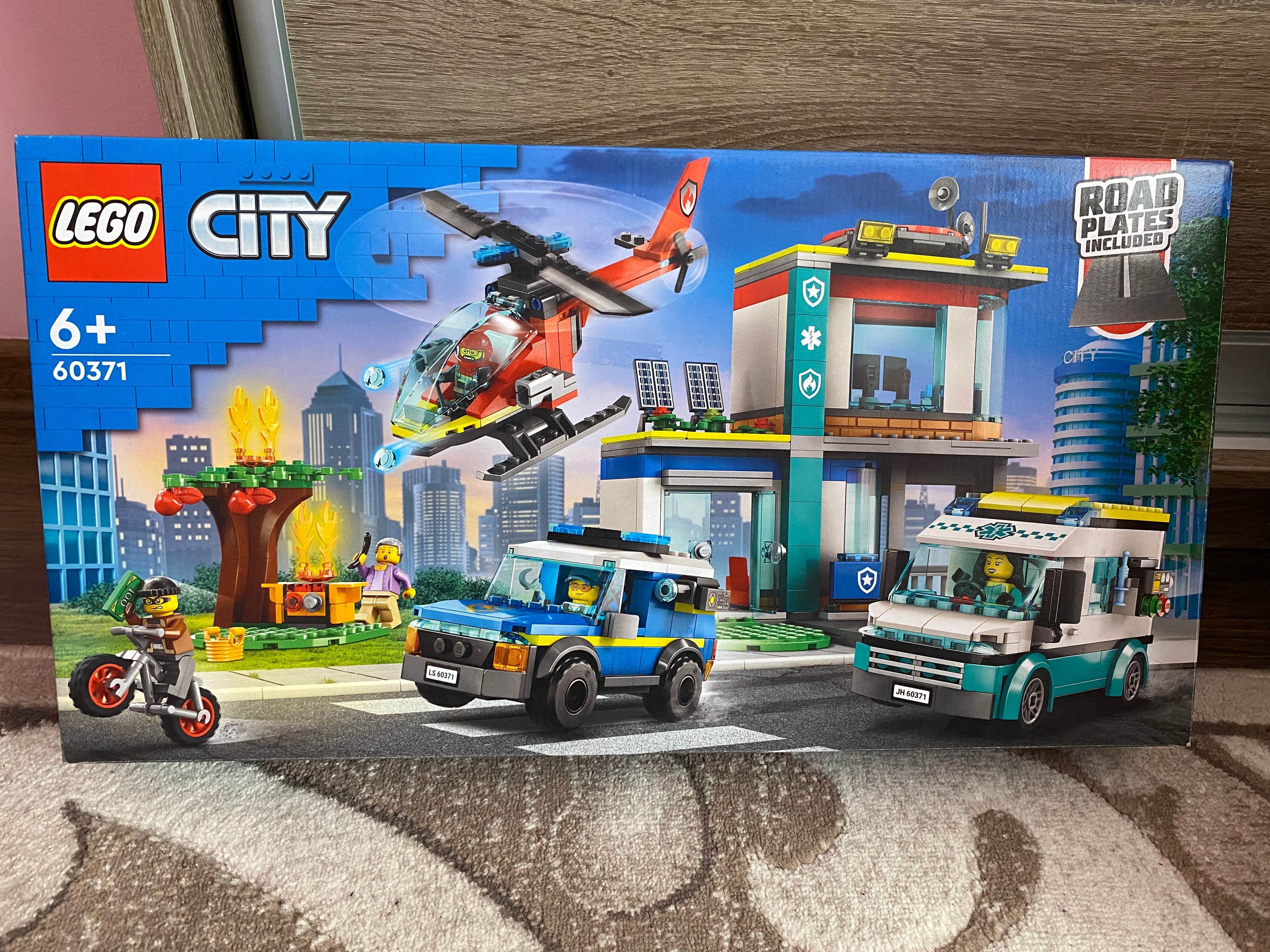 Конструктор LEGO City Центр управління рятувальним транспортом (60371)