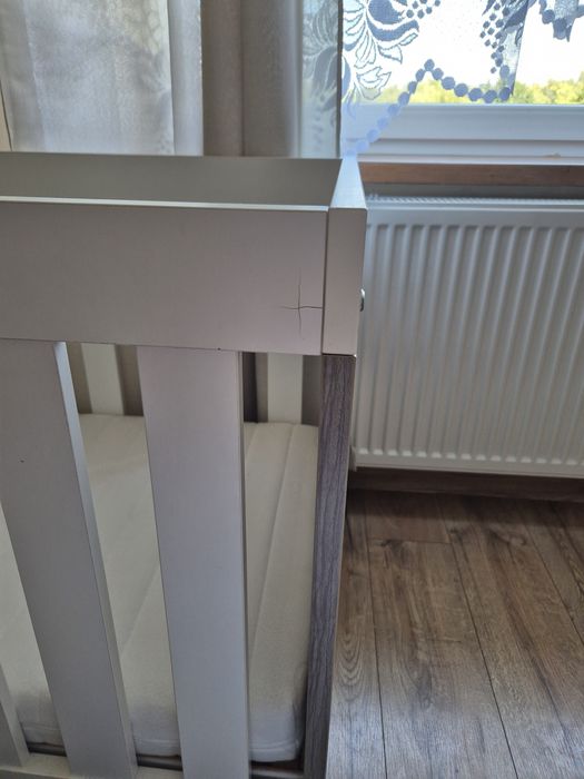 Łóżeczko dziecięce oraz komoda