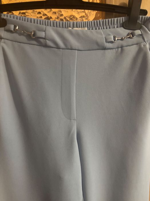 Błękitny garnitur Mohito marynarka i szerokie spodnie