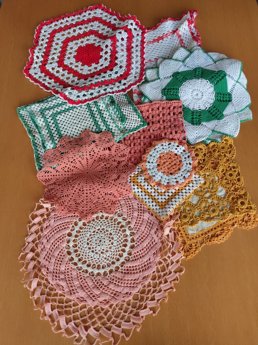 Conjunto de naperons em crochê.
