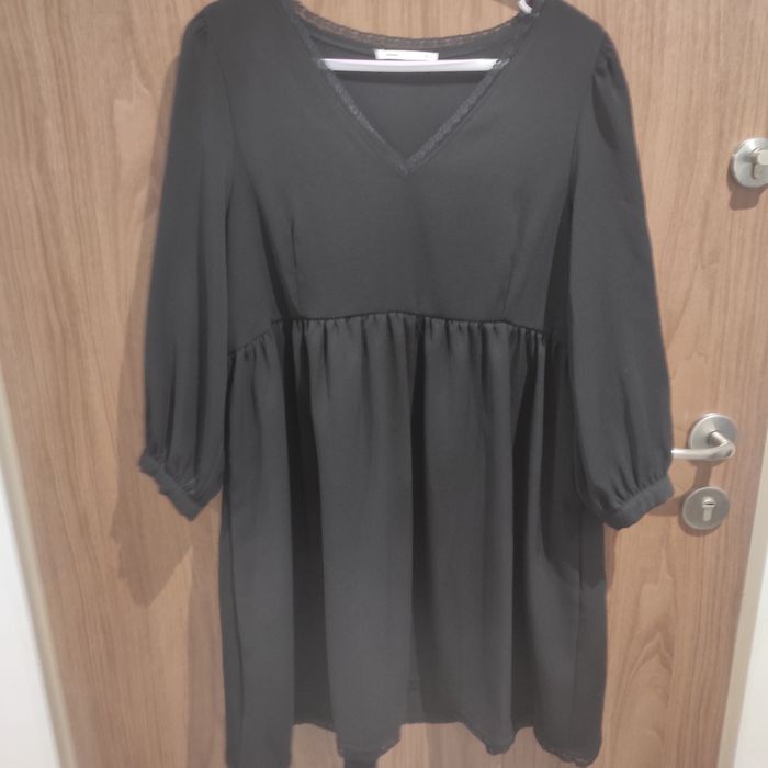 Czarna sukienka odcinana pod biustem mała czarna