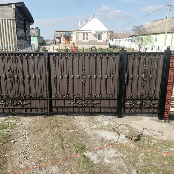 Бетонні забори, з профілю,  ворота.
