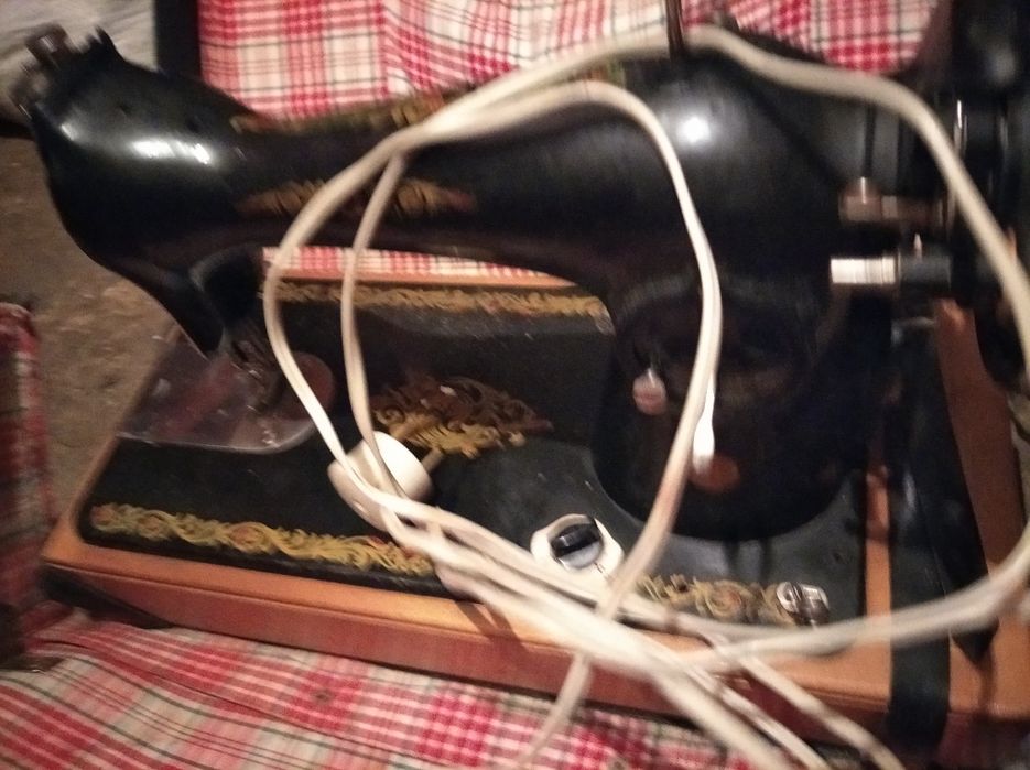 Швейная машина в кожаном чехле с електро приводом