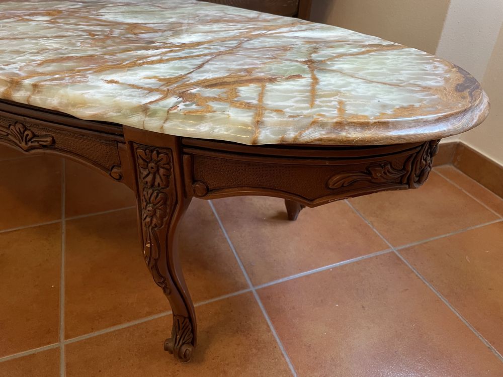 Mesa de centro antiga.