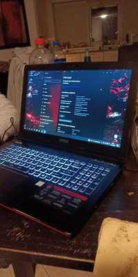 I7-6700HQ
8GB RAM
GTX 960 2GB
17 cali 
Ssd 128gb oraz 1TB hdd