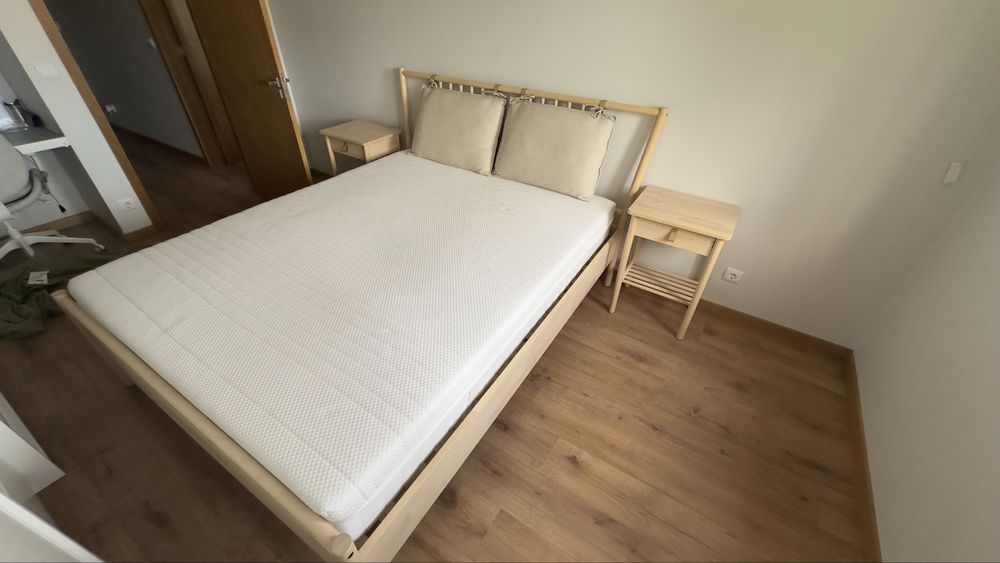 Conjunto cama casal e mesas de cabeceira IKEA BJÖRKSNÄS