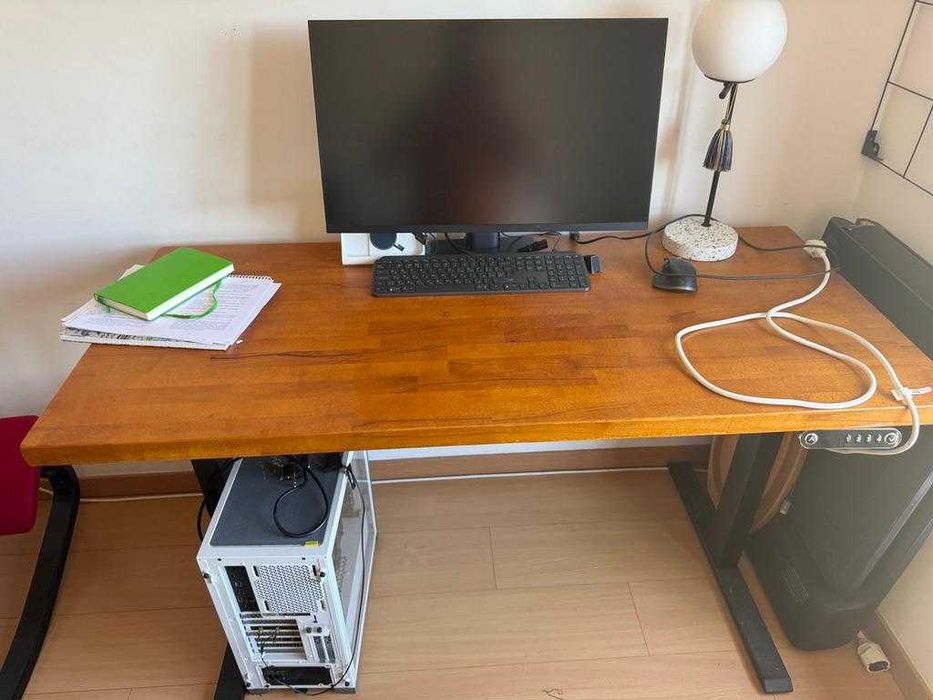 mesa com mecanismo de elevação e tampo de madeira
