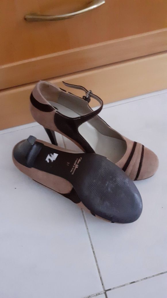 Sapatos bejes e castanho de Camurça ( Bata )