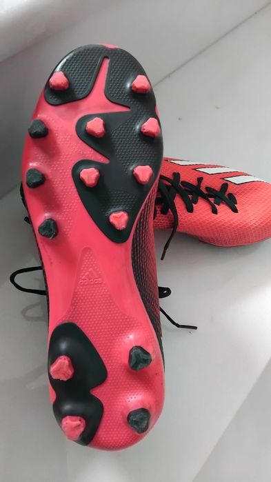 Chuteiras adidas e krispa