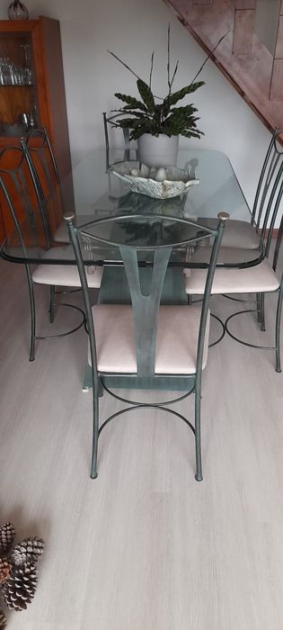 Mesa de jantar em vidro com cadeiras