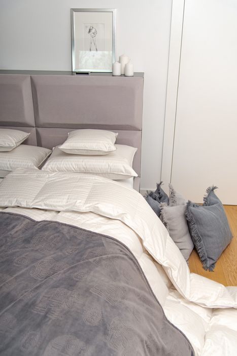 Kołdra AMZ SILVER PRESTIGE letnia, puch 100% 200x200cm Srebrzysty krem