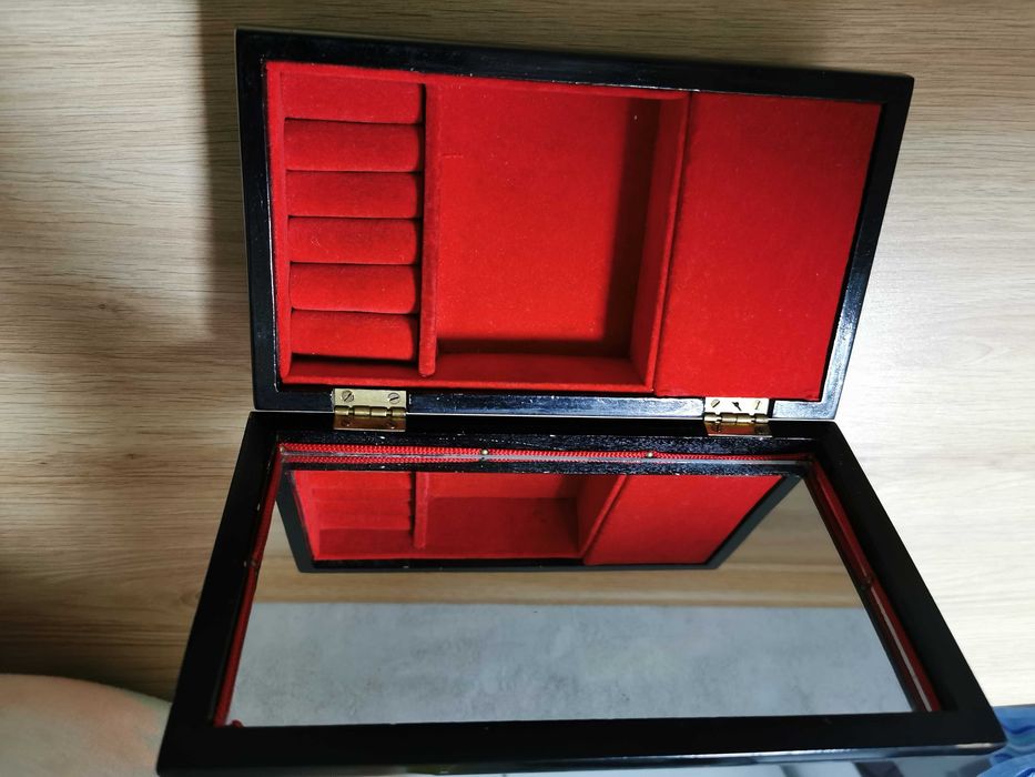 Laka szkatułka ,kasetka na biżuterię z pozytywką ,unikat