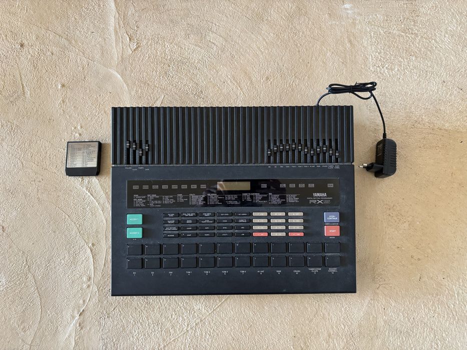 Yamaha RX5 - Caixa de Ritmos Vintage (1986) com 24 Sons+Slot Cartridge