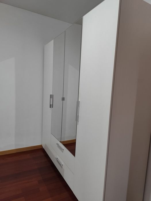 Roupeiro amplo 4 portas + 2 gavetas c/ espelhos