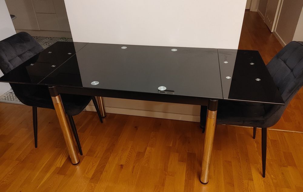 Czarny szklany stół rozsuwany