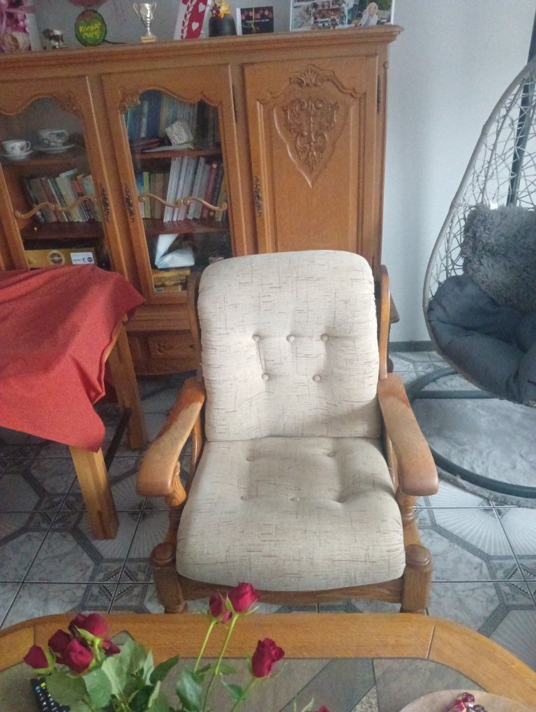 Sofa, ława oraz 2 fotele