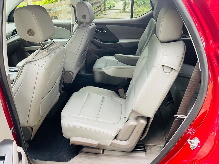 Шевроле Traverse 20 год семь мест минимальный пробег не крашеный!