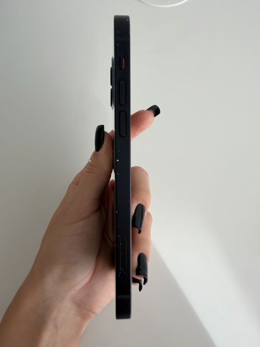 iPhone 12 com 128 gb em bom estado. existem pequenos arranhões.