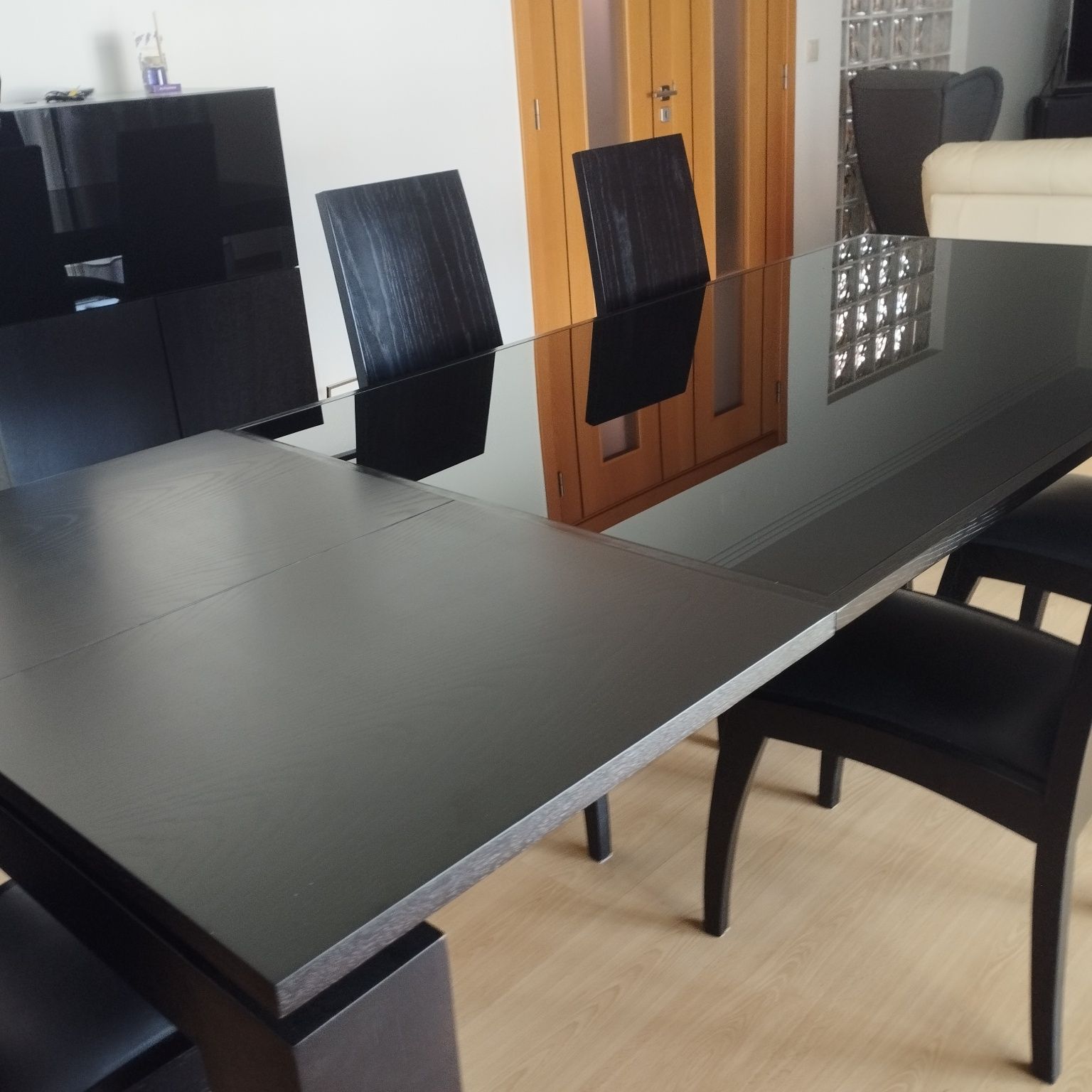 Mesa de jantar e cadeiras
