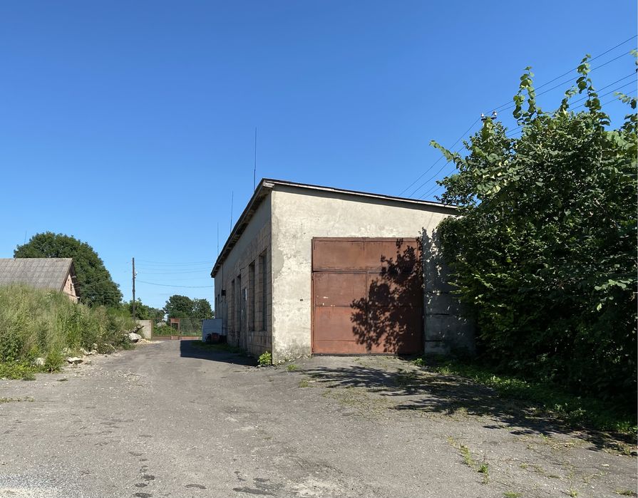 Приміщення магазину та автомайстерня