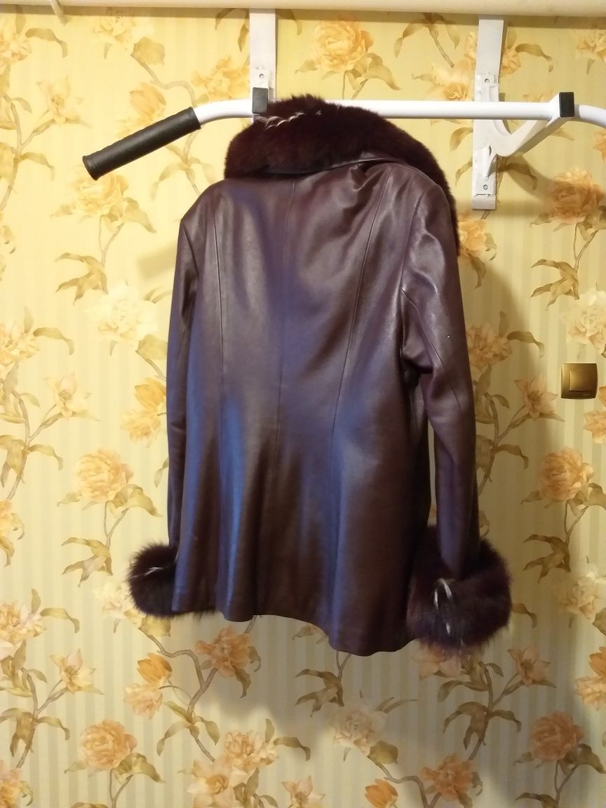 Женская кожаная куртка с крольечим мехом