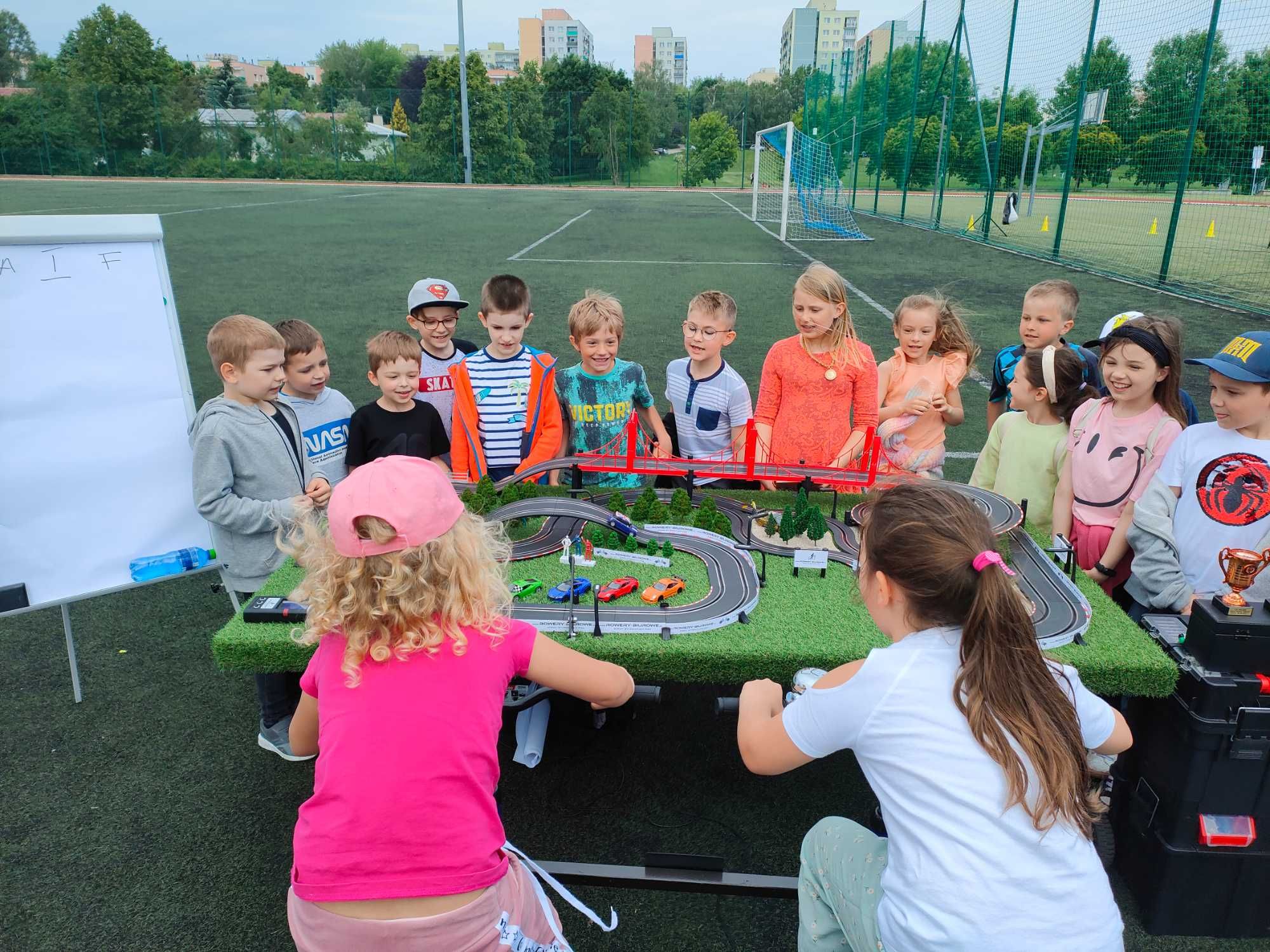 Atrakcja dzień dziecka - wyścigowy tor samochodowy napędzany rowerami