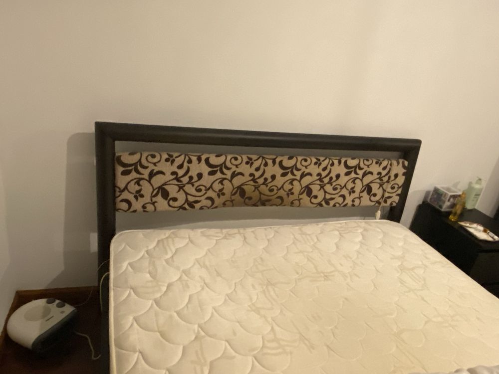 Cama casal com colchao e roupeiro