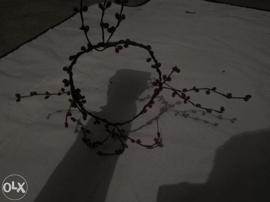 Vários adornos bordo para colocar no pinheiro natal novo