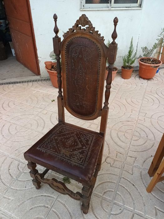 Cadeiras estilo medieval