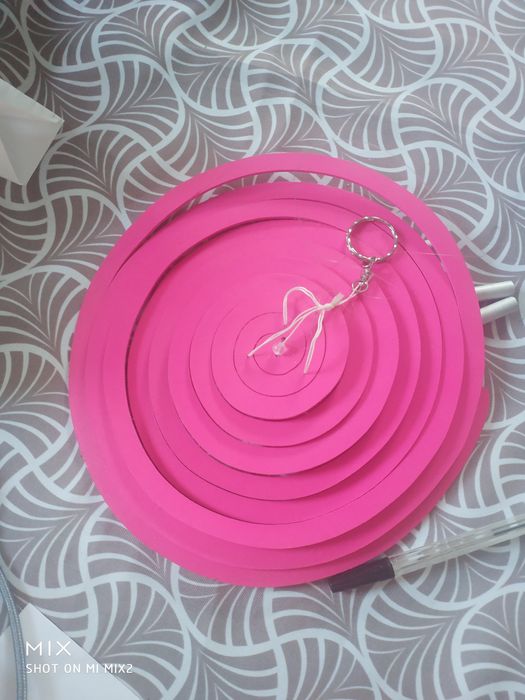 Różowe dzwonki wietrzne.