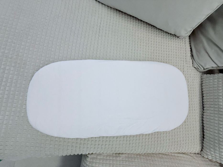 Białe prześcieradło do gondoli do wózka niemowlęcego