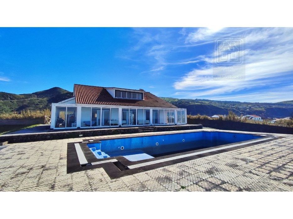 Venda De Vivenda - Moradia À Beira-Mar, Com Amplo Terreno, Jardim E...