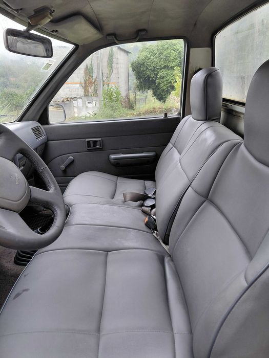 Toyota Hilux 2.4 D impecável de tudo.