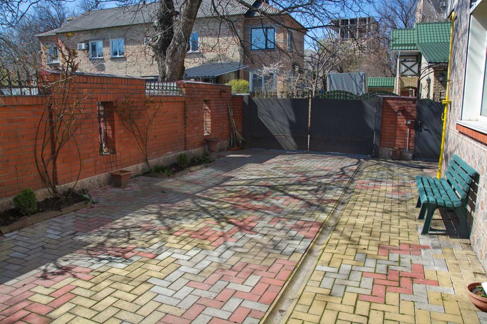 Будинок з гаражем в центрі міста Черкаси