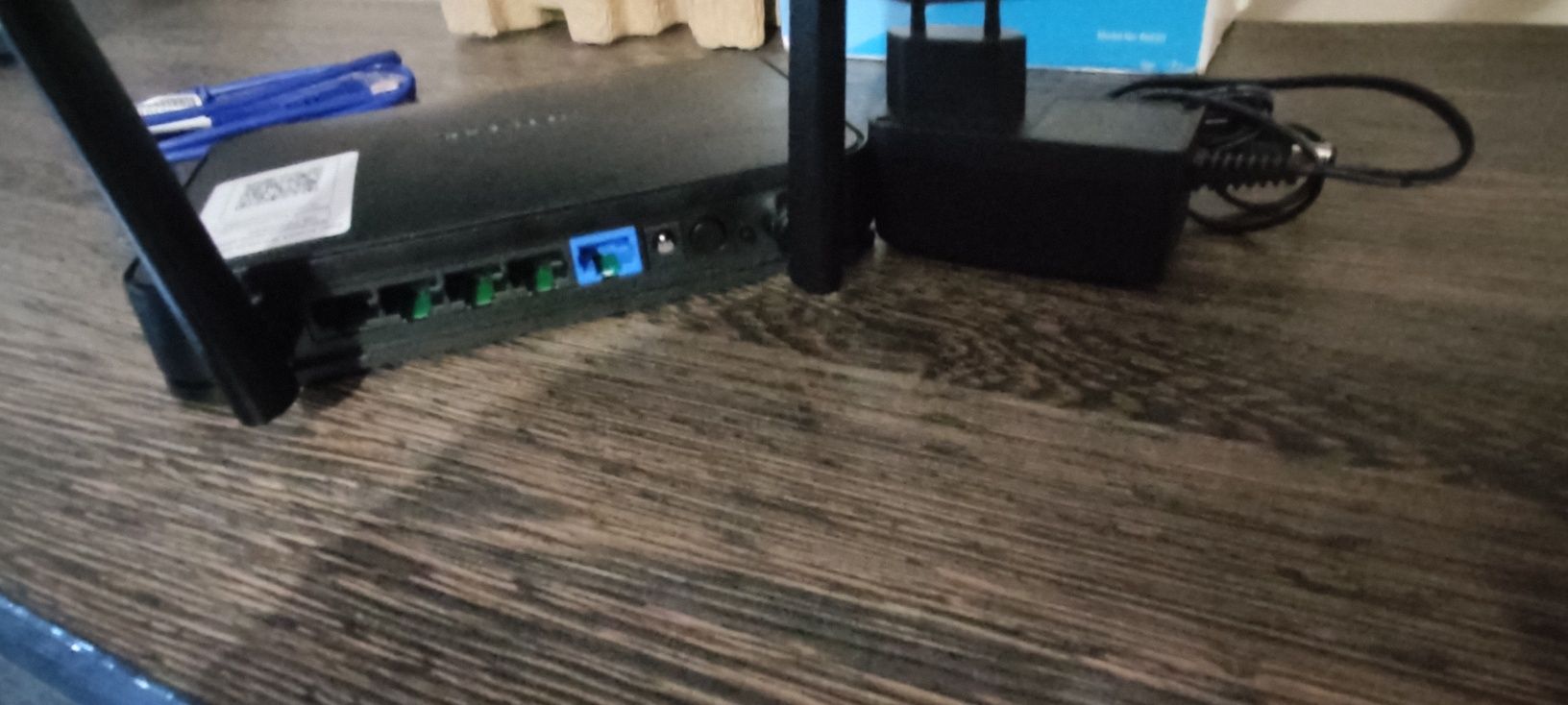 Router wzmacniacz sygnału wifi Netgear AC 750.  R6020