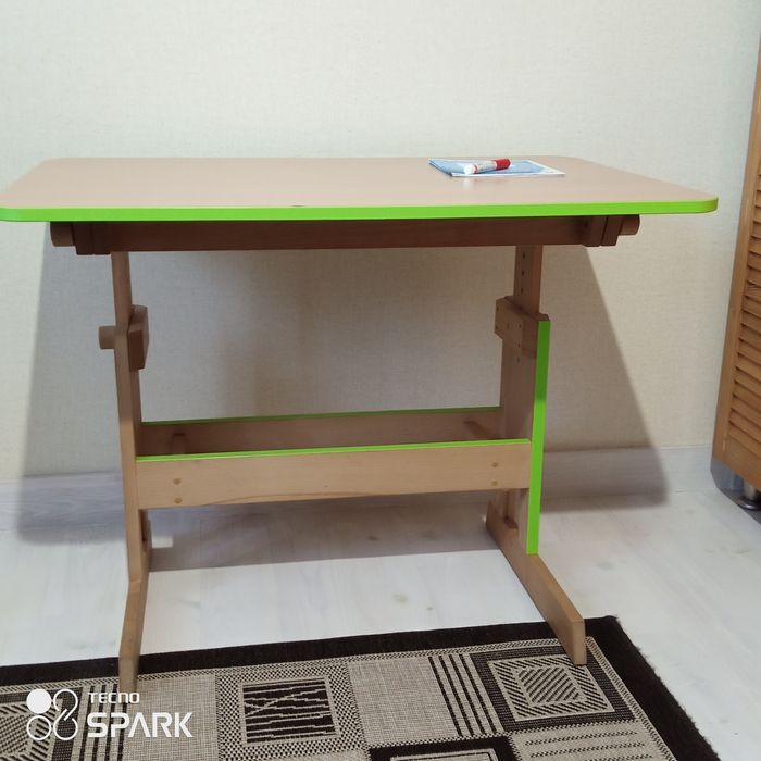 Дитяча парта з регулюванням висоти