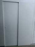 Porta de correr com puxador, placa lateral e sistema correr chão livre