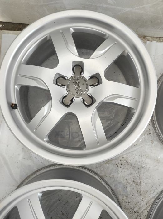 437 Felgi aluminiowe ORYGINAŁ AUDI R 17 5x112 otwór 66,6 ET 28 B Ładne