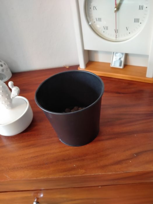 Kwietnik  na ścianę wiszący metalowy 6 osłonek na doniczki  64x52x18 c