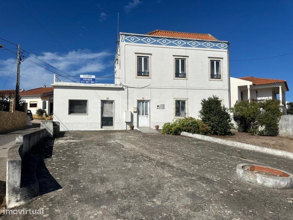 Moradia de 2 andares com loja e pátio