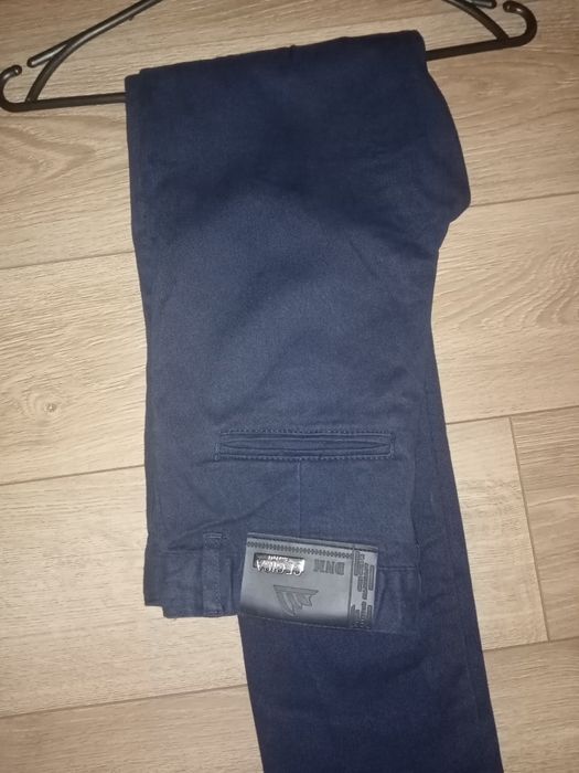 Джинси котонові темно синього кольору.