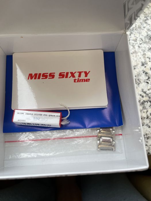 Relógio Miss Sixty prateado com brilhantes pretos