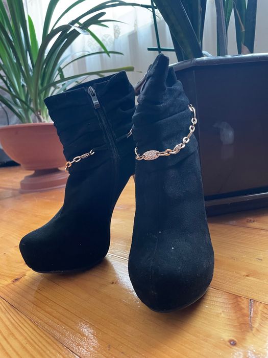 Чорні черевички на каблуку