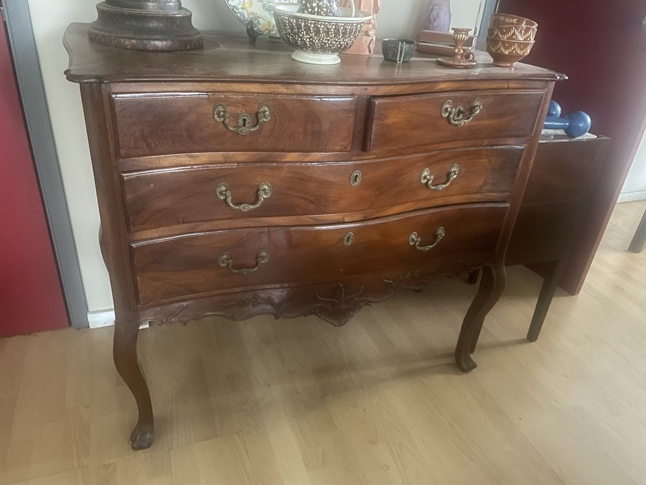 Meia cómoda em vinhático