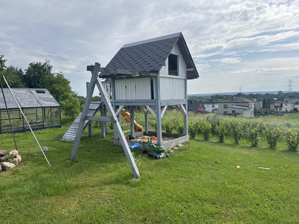 Domek dzieciecy z piaskownica i zjezdzalnią